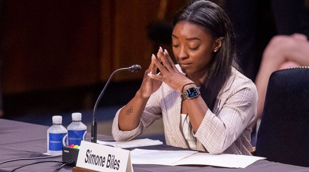 Η Simone Biles καταθέτει στη Γερουσία των ΗΠΑ για τον βιαστή γιατρό στην αμερικανική ομάδα γυμναστικής, κατηγορώντας το FBI ότι ήξερε αλλά δεν έκανε τίποτα © EPA/SHAWN THEW   