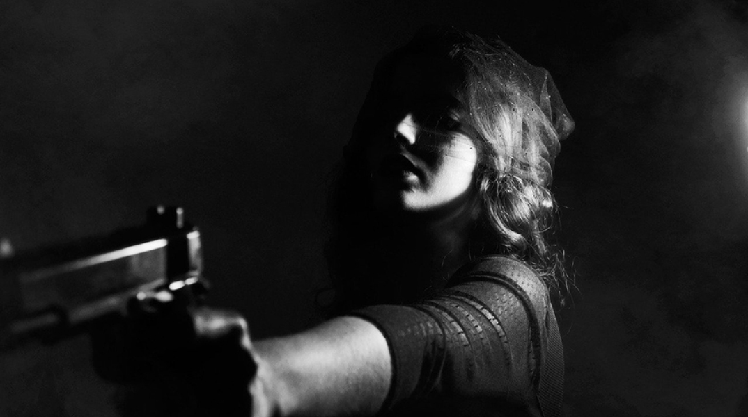 Γυναίκα που κρατάει όπλο