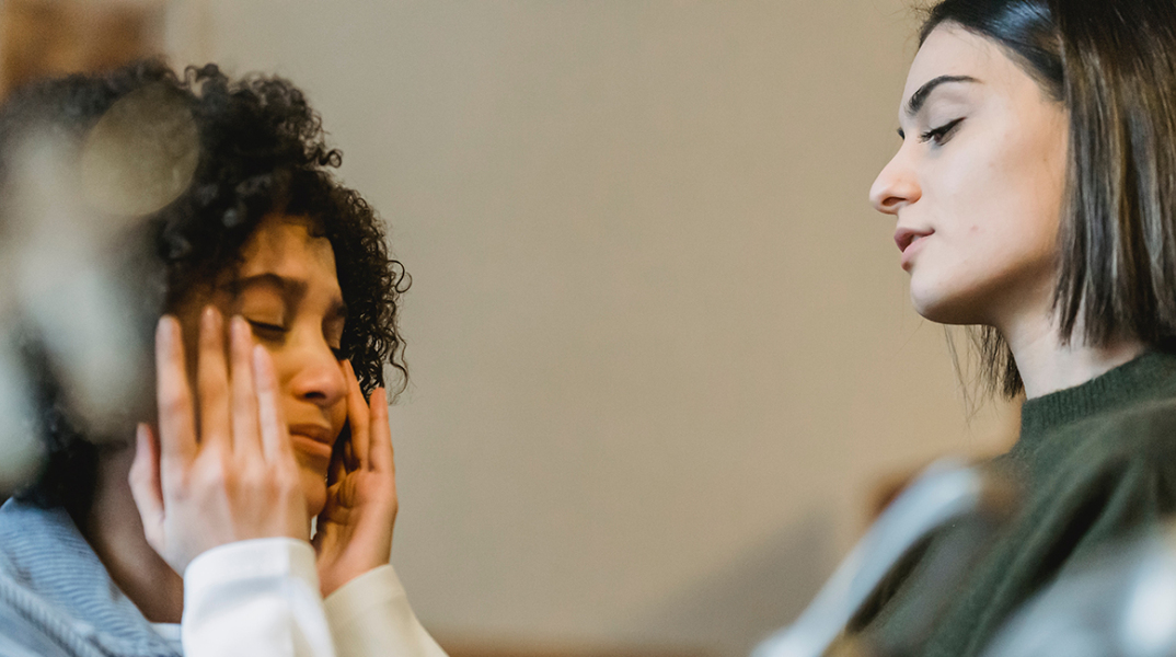 Κοπέλα που παρηγορεί τη φίλη της που κλαίει
