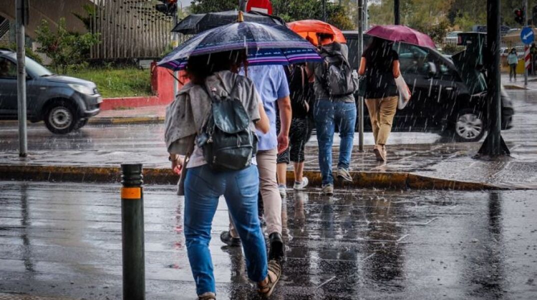 Βροχή - καταιγίδα - Πολίτες με ομπρέλα