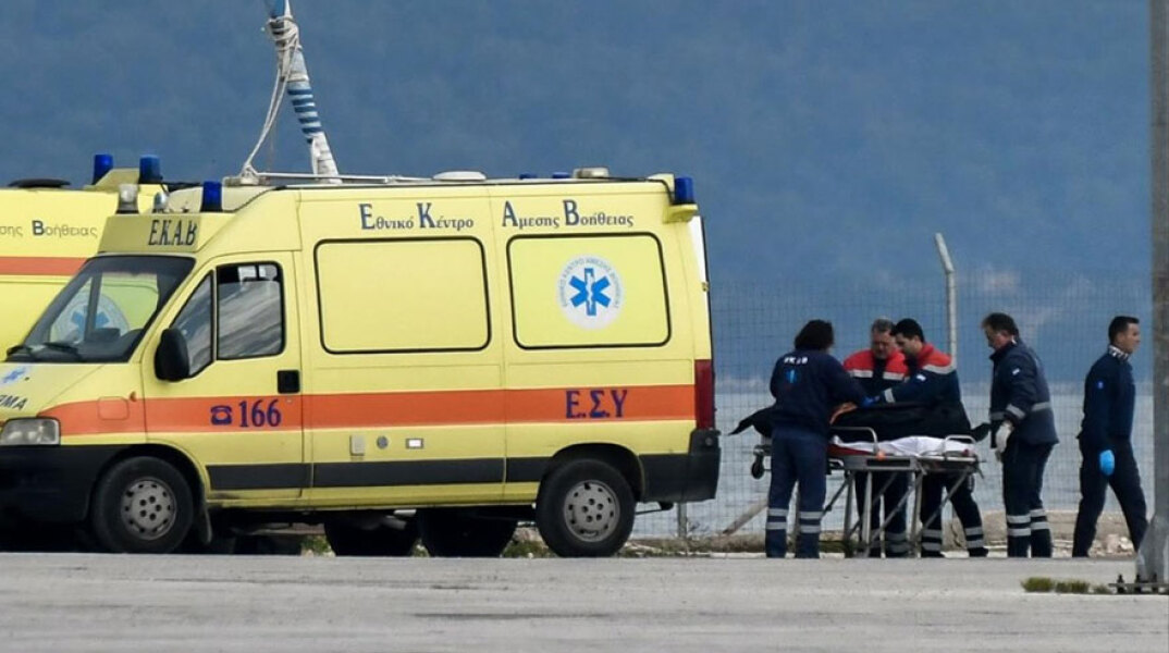 Με ασθενοφόρο του ΕΚΑΒ μεταφέρθηκε στο νοσοκομείο η νεκρή γυναίκα στην Εύβοια