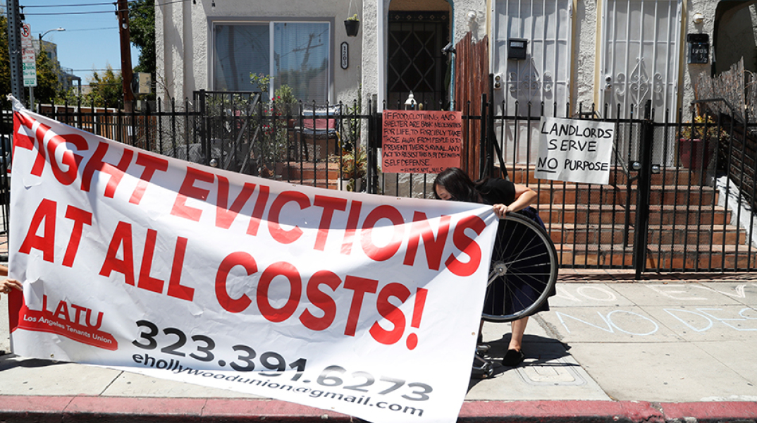 Πανό διαμρτυρίας για τις εξώσεις στην Αμερική