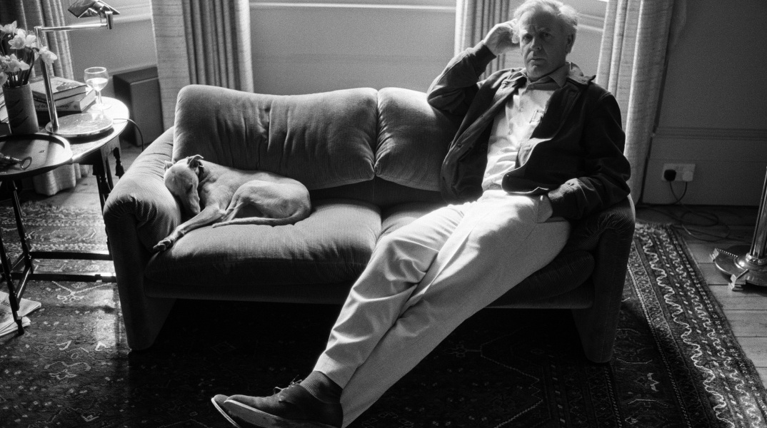 Ο συγγραφέας Τζον Λε Καρέ στον καναπέ του μαζί με ένα σκύλο