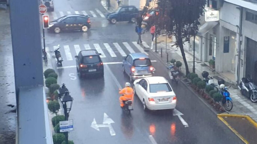 Έντονη βροχή στον Βόλο έφερε η κακοκαιρία Genesis