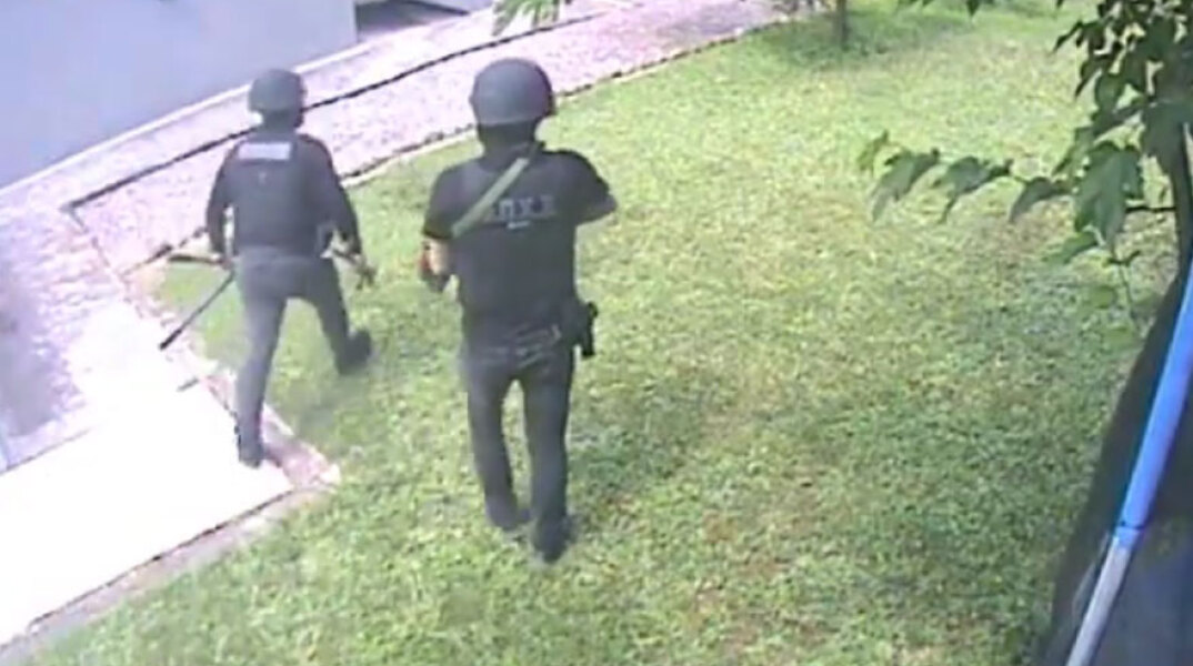 Αστυνομικοί μπαίνουν στη βίλα με την κοκαΐνη στη Θεσσαλονίκη