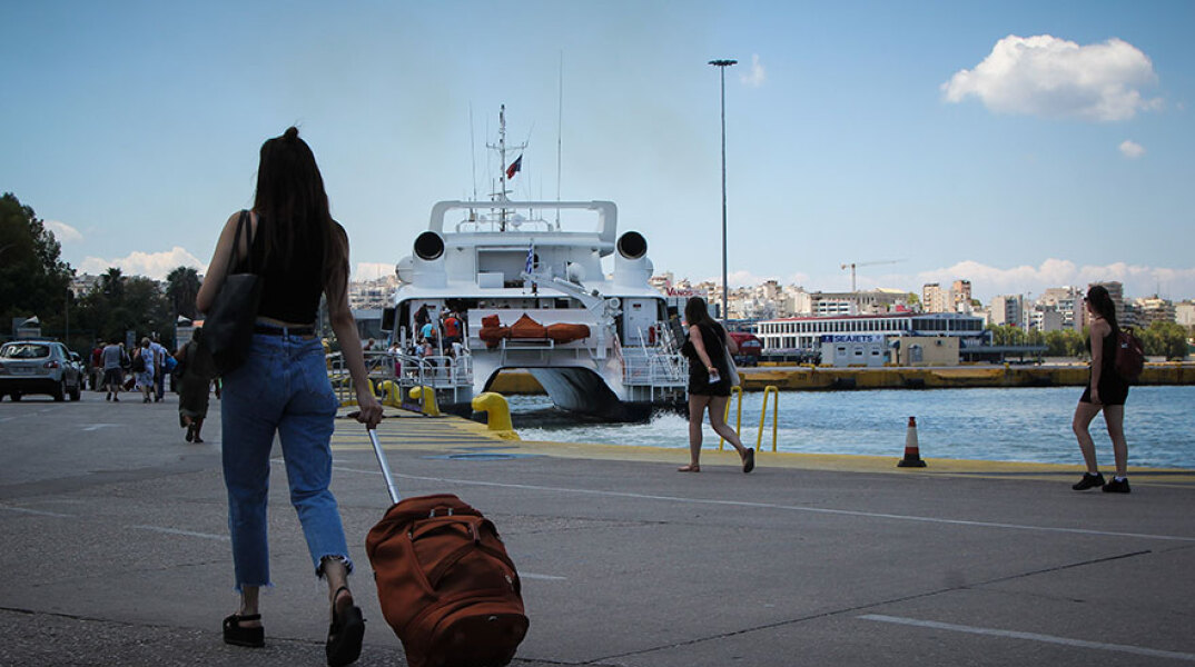 Εκδρομείς για το τριήμερο Αγίου Πνεύματος φεύγουν με πλοία από τον Πειραιά