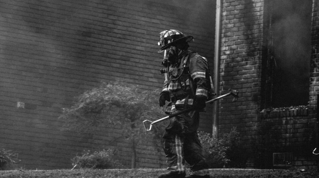 Πυροσβέστης επιχειρεί σε φωτιά σε σπίτι