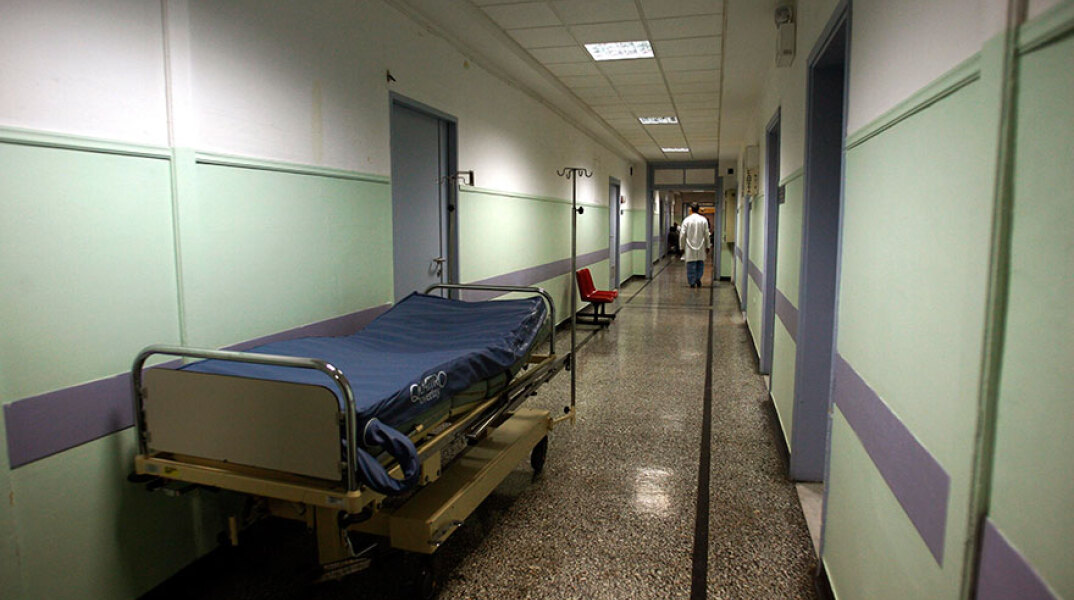 Σε σοβαρή κατάσταση στο νοσοκομείο ο 60χρονος που βρέθηκε μαχαιρωμένος στην Καλλιθέα