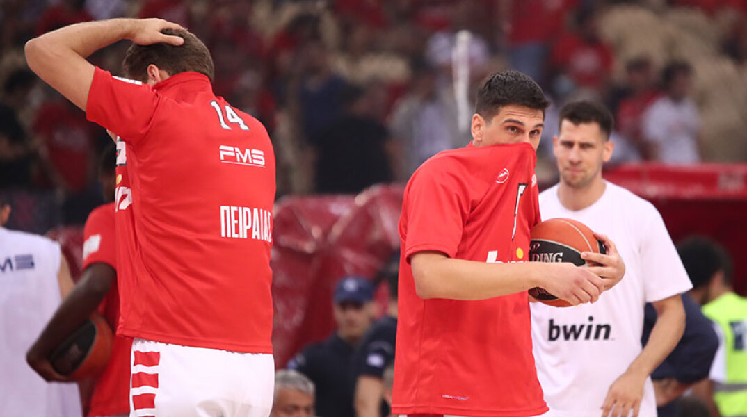 Παίκτες του Ολυμπιακού δυσκολεύονται να αναπνεύσουν από τα δακρυγόνα στο ΣΕΦ