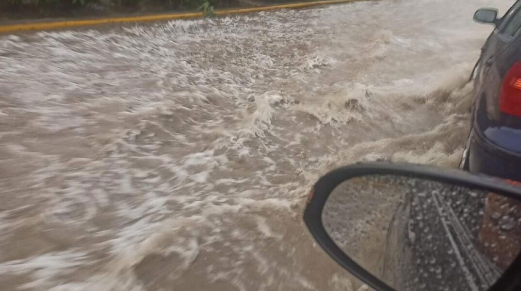 Πλημμύρισε δρόμος στην Ηλιούπολη από τη βροχή που έφερε η κακοκαιρία Genesis