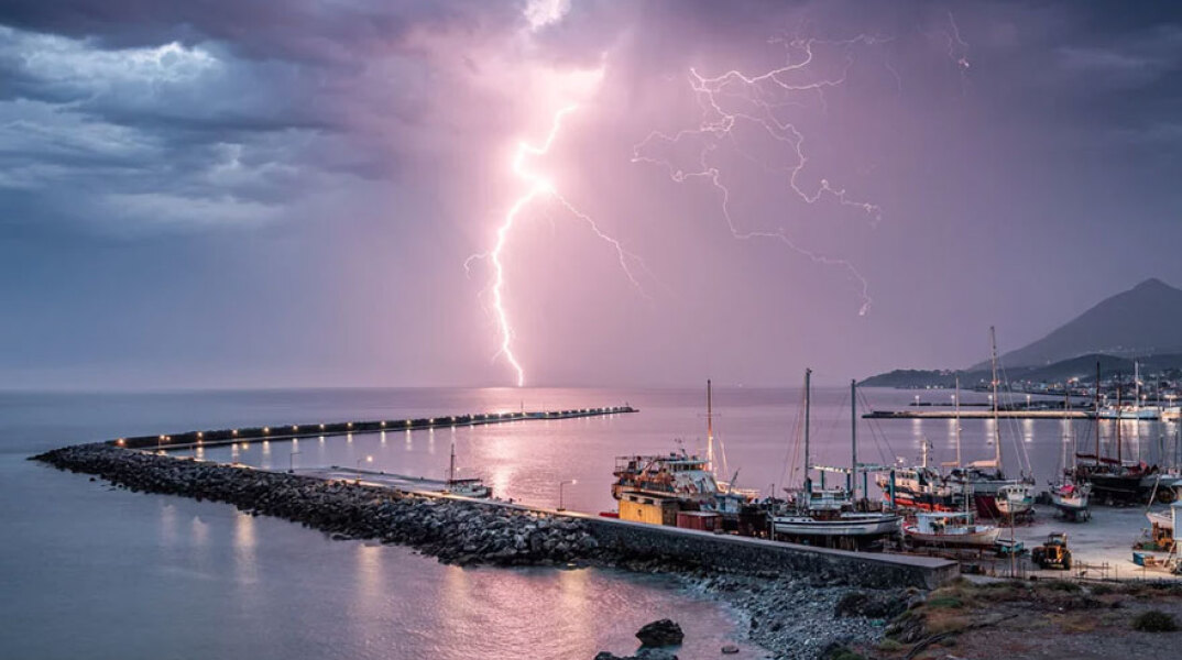Κεραυνός στο Καρλόβασι της Σάμου, καθώς η κακοκαιρία Genesis πλησιάζει το νησί