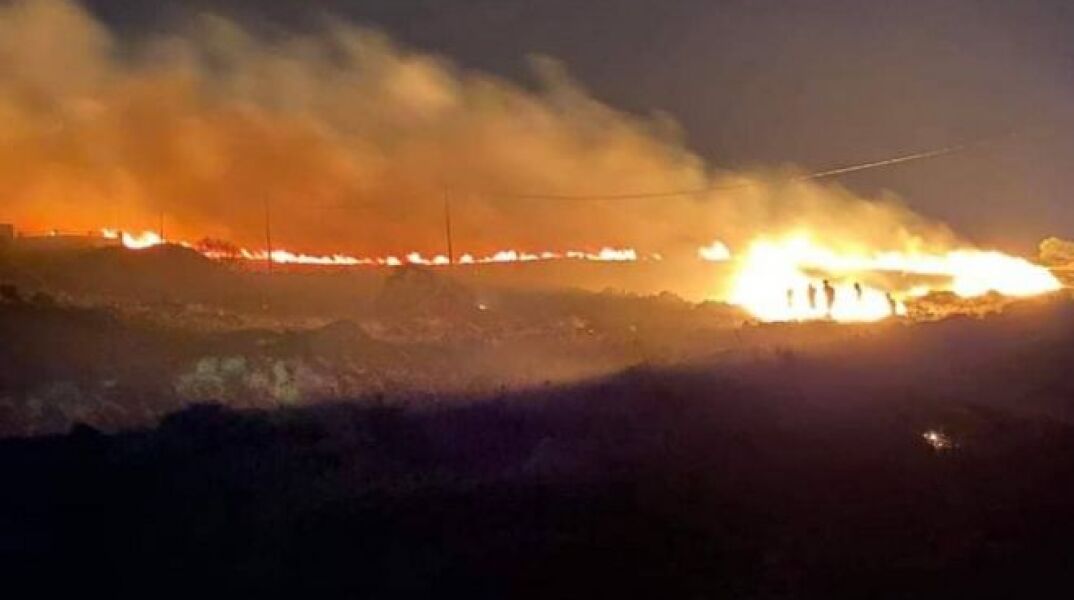 Πάρος: Φωτιά στην περιοχή του Μώλου