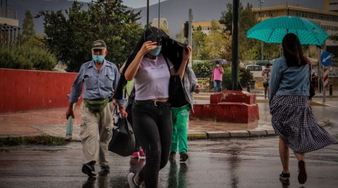 Καταιγίδα - βροχή - Πολίτες με ομπρέλα