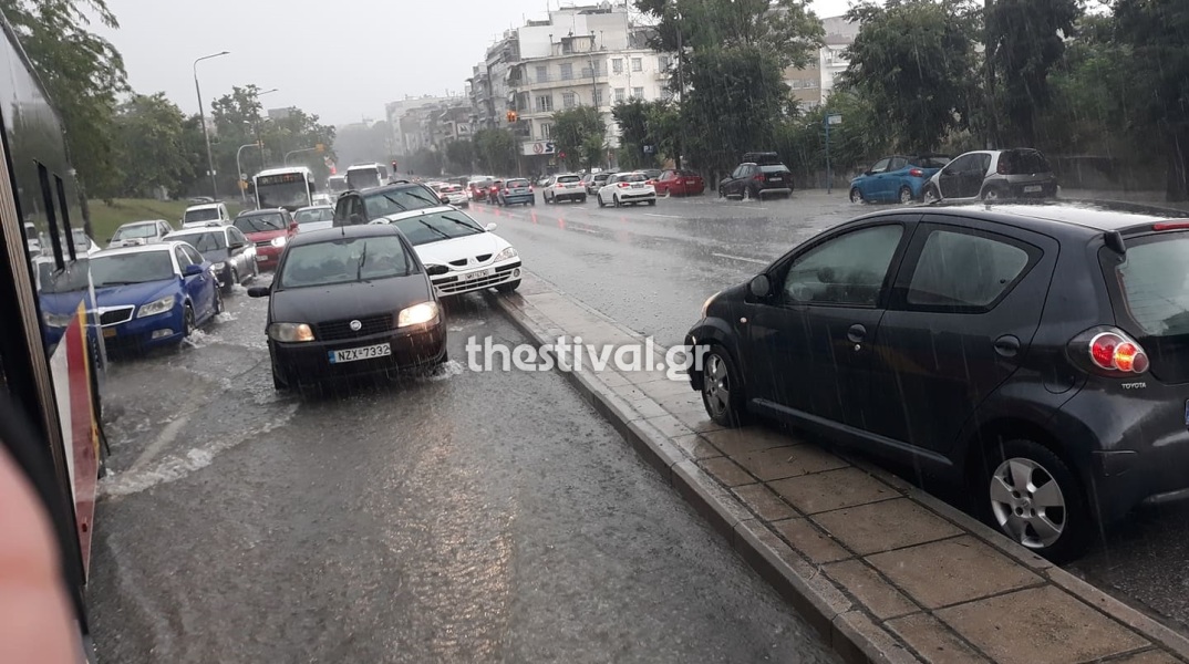 Θεσσαλονίκη: Σφοδρή βροχόπτωση σαρώνει την πόλη – «Ποτάμια» αρκετοί δρόμοι