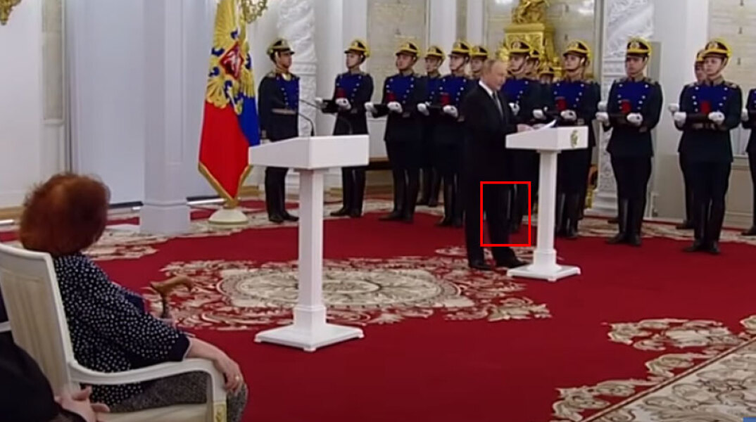 Τα πόδια του Πούτιν λυγίζουν, με τον Ρώσο πρόεδρο να προσπαθεί να κρατηθεί όρθιος