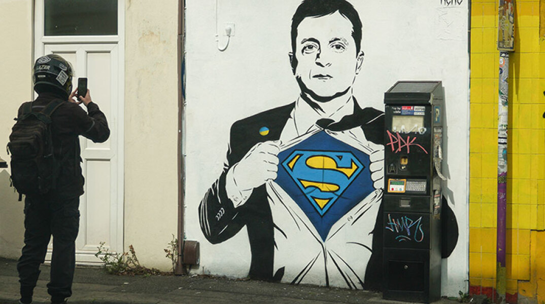 Ο Ζελένσκι ως... superman σε γκράφιτι στο Μπρίστολ της Αγγλίας