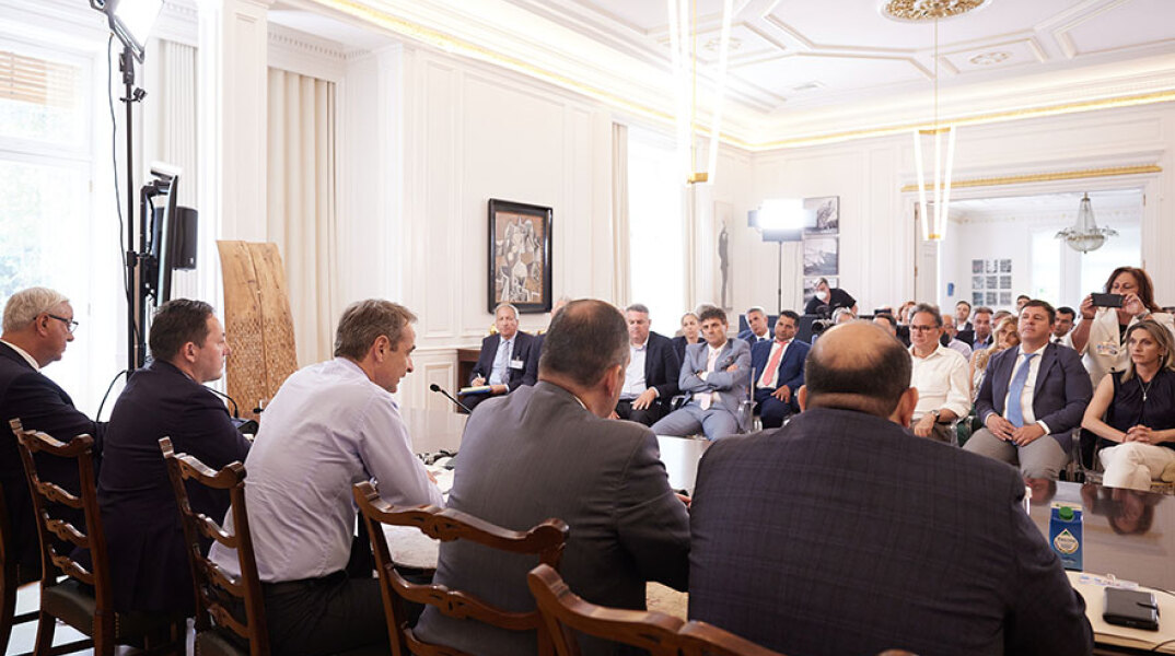 Ο Κυριάκος Μητσοτάκης συναντήθηκε στο Μαξίμου με 42 δημάρχους μικρών ελληνικών νησιών