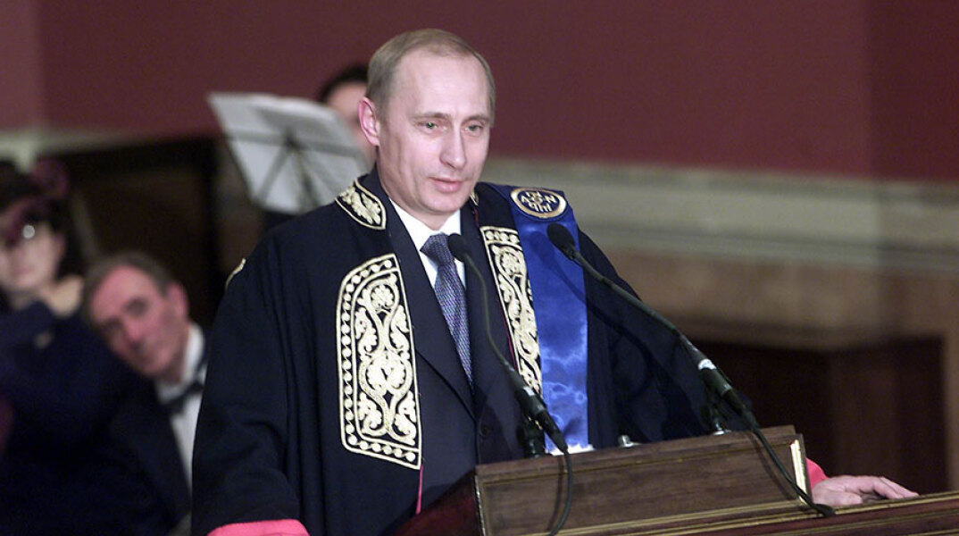 Το 2001 ο Βλαντίμιρ Πούτιν αναγορεύτηκε σε επίτιμο διδάκτορα στο ΕΚΠΑ