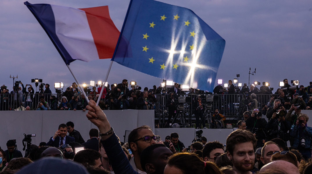 Οι σημαίες της Γαλλίας και της Ευρωπαικής Ένωσης
