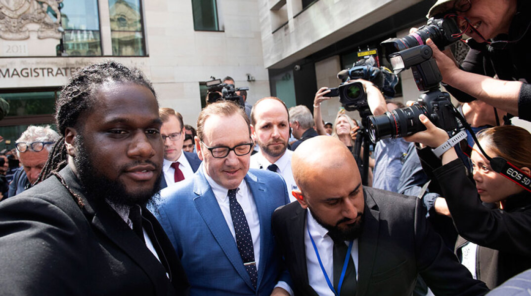 Ο Κέβιν Σπέισι πηγαίνει στο δικαστήριο στο Λονδίνο, κατηγορούμενος για σεξουαλικές επιθέσεις