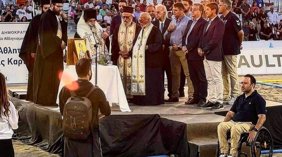 Οι επίσημοι στην εξέδρα, ο πρόεδρος της Παραολυμπιακής Επιτροπής μόνος του