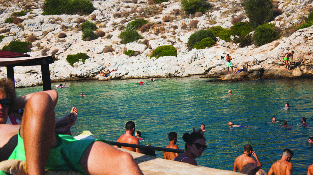 Οι 16 καλύτερες παραλίες για βουτιές εντός Αττικής. 
