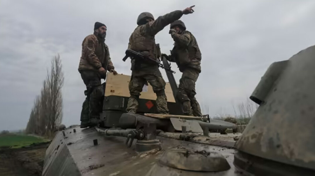 Ουκρανοί στρατιώτες πάνω σε άρμα μάχης στο Ντονμπάς στην Ανατολική Ουκρανία