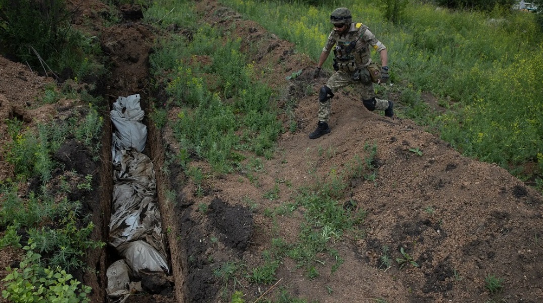 Ουκρανία: Φωτογραφία νέου ομαδικού τάφου στο Λισιτσάνσκ με 300 πτώματα αμάχων, δημοσιεύει η εφημερίδα NYT	