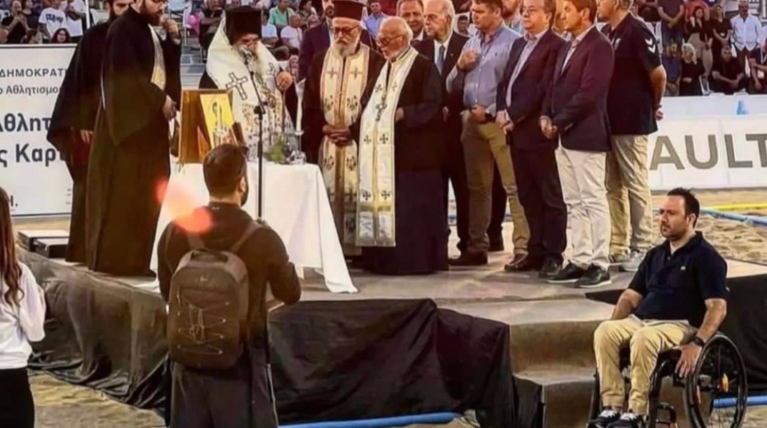 Παπάδες και αξιωματούχοι σε εγκαίνια