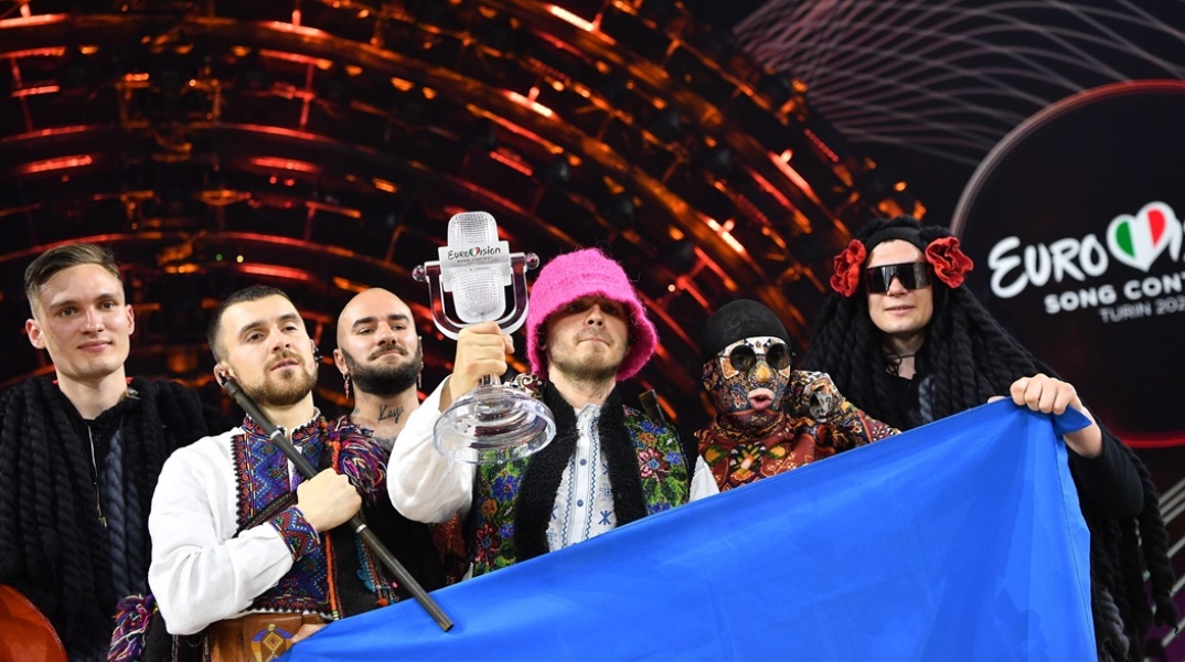 Eurovision 2023: Οι νικητές του διαγωνισμού στην Ιταλία, οι kalush Orchestra, κρατούν το τρόπαιο
