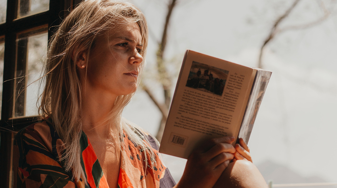 Κοπέλα που διαβάζει βιβλίο