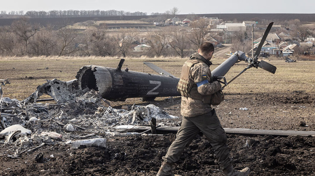 Ρωσικό ελικόπτερο στην Ουκρανία έχει γίνει «κομμάτια» στο έδαφος μετά την κατάρριψή του από τους Ουκρανούς