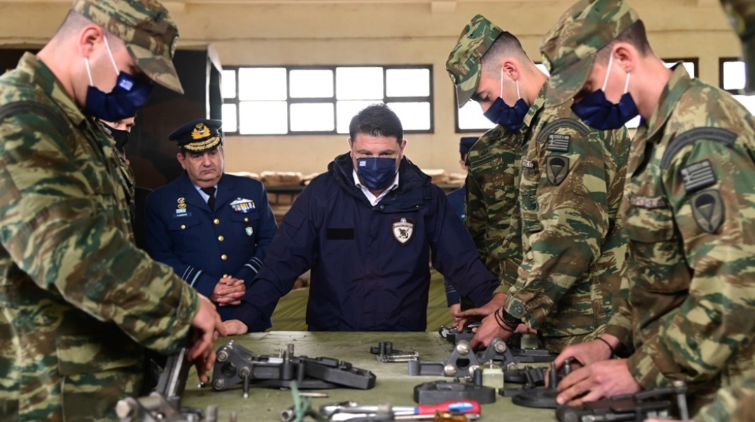 Ο Νίκος Χαρδαλιάς μαζί με στρατιωτικούς