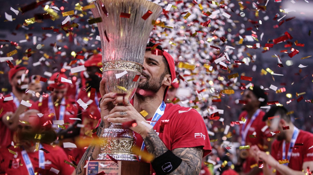 Ο μπασκετμπολίστας Γιώργος Πρίντεζης πανηγυρίζει το πρωτάθλημα στο μπάσκετ με τον Ολυμπιακό