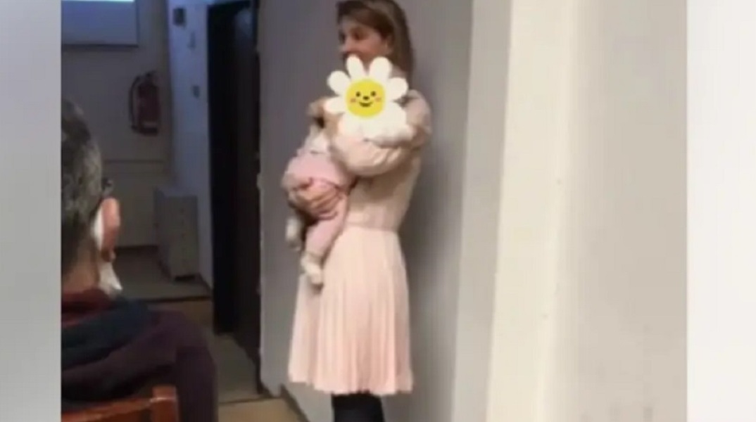 ΑΠΘ: Καθηγήτρια διδάσκει με το μωρό φοιτήτριας στην αγκαλιά