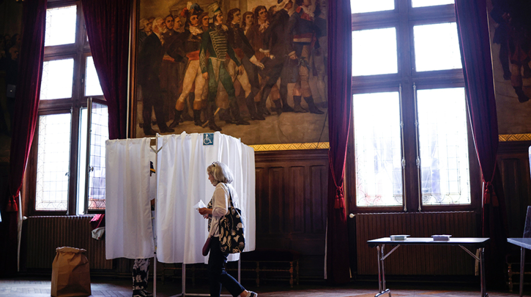 Ψηφοφόρος στον δεύτερο γύρο των βουλευτικών εκλογών στη Γαλλία