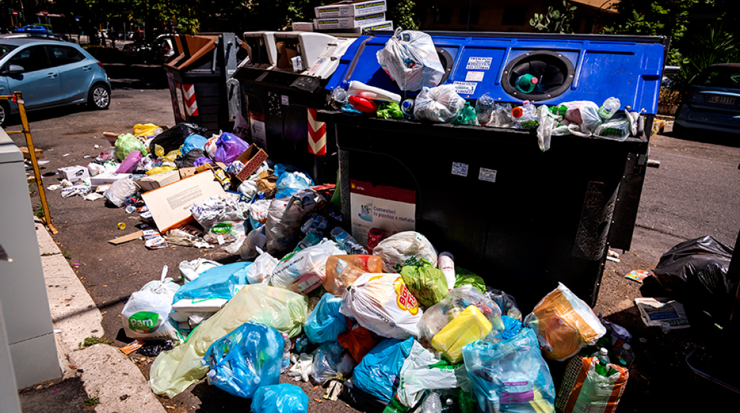 Ρώμη: Κάδοι γεμάτοι σκουπίδια