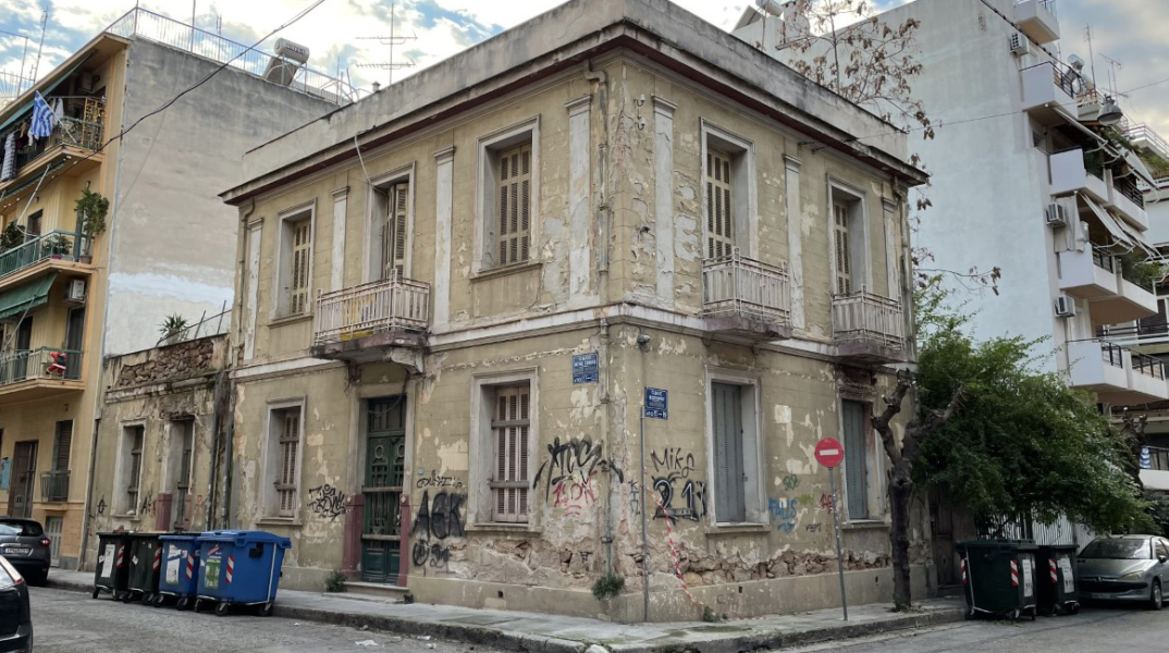 Παλιό γωνιακό σπίτι στην Κωνσταντινουπόλεως