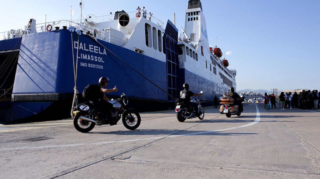Το πλοίο Daleela, που συνδέει ακτοπλοϊκά Ελλάδα και Κύπρο, στο λιμάνι του Πειραιά