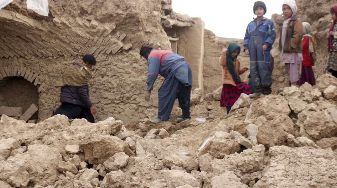 Αφγανιστάν: Τουλάχιστον 130 νεκροί από τον ισχυρό σεισμό που έπληξε τη χώρα	