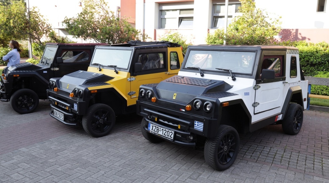 Τα δύο πρώτα ελληνικά αυτοκίνητα - Στα αριστερά το κίτρινο και στα δεξιά το λευκό