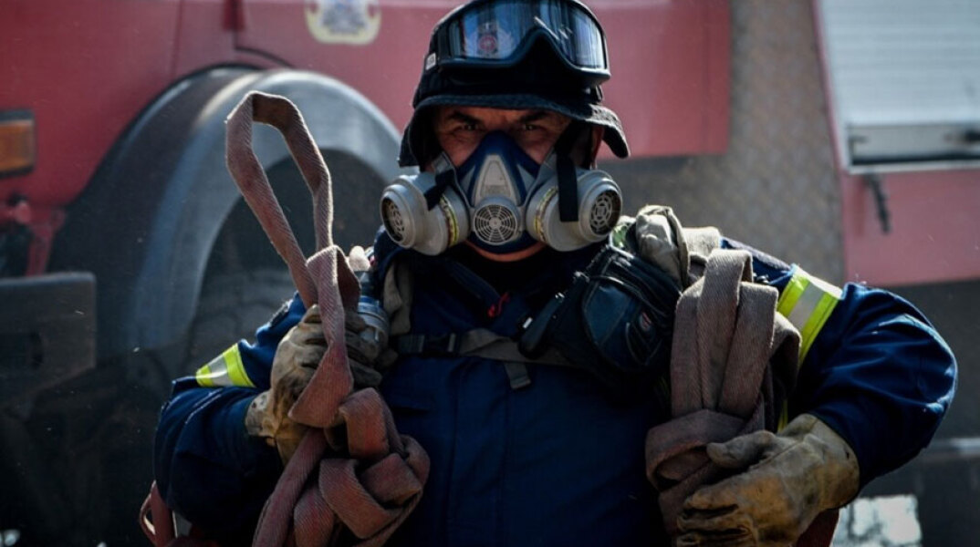 Πυροσβέστες έσπευσαν στην Παλλήνη για τη φωτιά σε οικοπεδικό χώρο