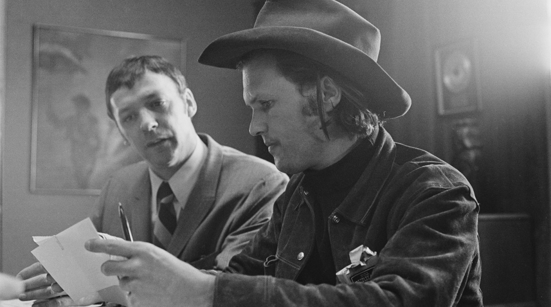 Ο μουσικός Κρις Κριστόφερσον κρατά στα χέρια του δισκογραφικό συμβόλαιο