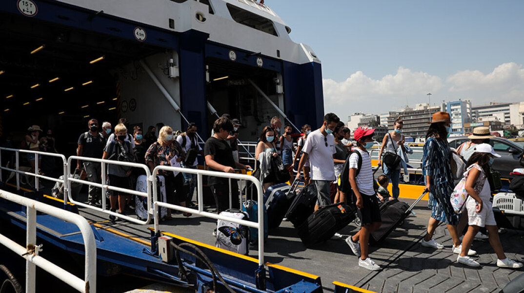 Επιβάτες βγαίνουν από το πλοίο