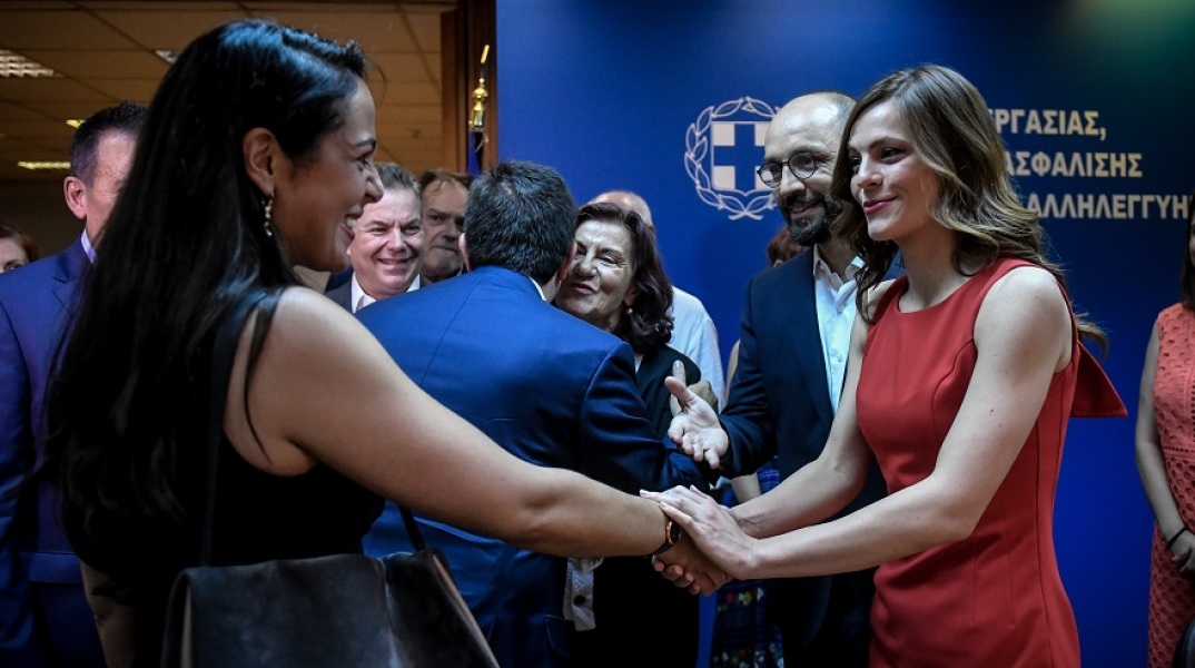 Η Δόμνα Μιχαηλίδου υπερασπίστηκε την Έφη Αχτσιόγλου για τη σεξιστική επίθεση