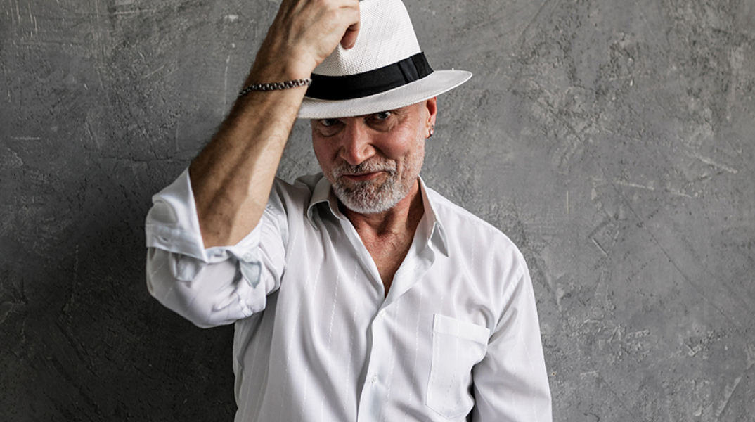 Ηλικιωμένος άντρας ντυμενος στα λευκά και με λευκό καπέλο