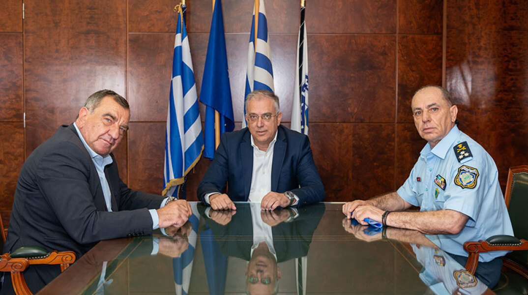 Ο υπουργός Προστασίας του Πολίτη Τάκης Θεοδωρικάκος, ο δήμαρχος Σαντορίνης και ο αρχηγός της Αστυνομίας