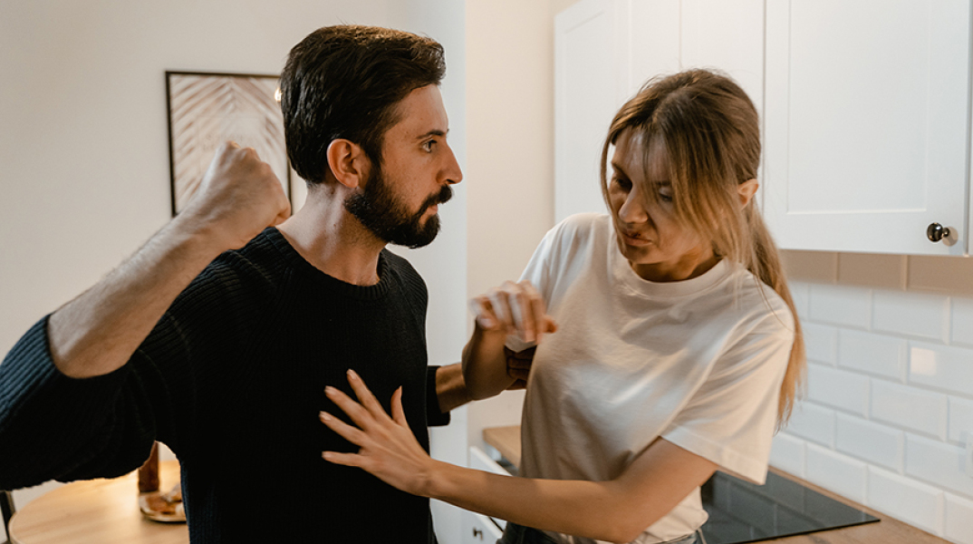 Άντρας που χτυπάει τη γυναίκα του