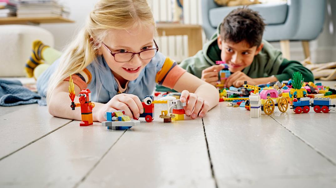 Παιδιά παίζουν με τουβλάκια LEGO