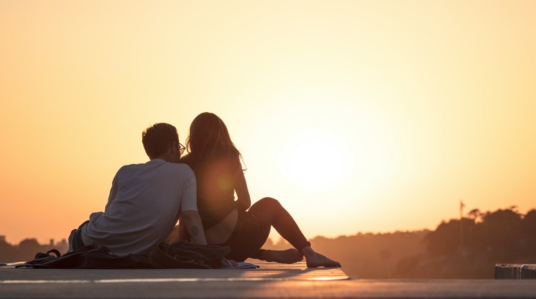 Ένα ζευγάρι στο ηλιοβασίλεμα